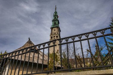 Czestochowa 'daki Kutsal Bakire Meryem' e adanmış bir manastır. Czestochowa 'nın sonbaharda çekilmiş bir resmi.