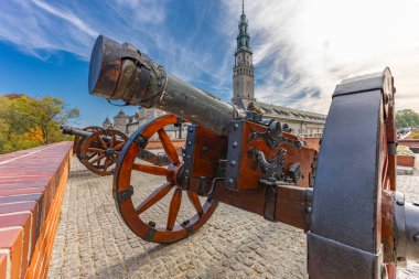 Czestochowa 'daki Kutsal Bakire Meryem' e adanmış bir manastır. Czestochowa 'nın sonbaharda çekilmiş bir resmi.
