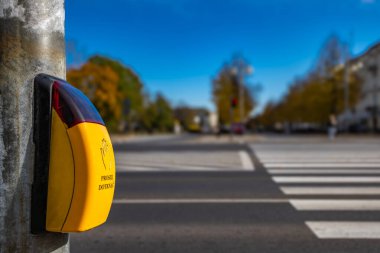 Yaya geçidinde sarı yaya anahtarı, yayalar için ses ve ışık sinyalleri