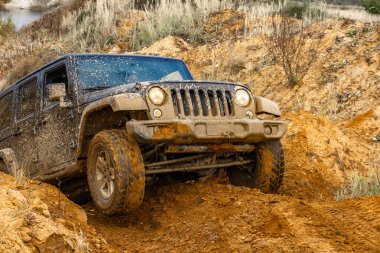 Off-road araçları, çamurda sürüş, off-road engellerini aşmak dört çekerli bir arabayla