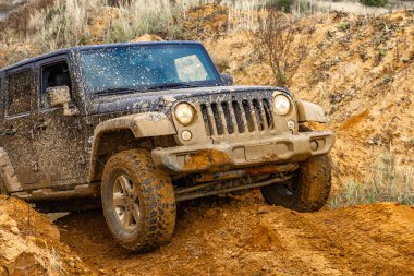 Off-road araçları, çamurda sürüş, off-road engellerini aşmak dört çekerli bir arabayla