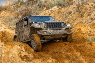 Off-road araçları, çamurda sürüş, off-road engellerini aşmak dört çekerli bir arabayla