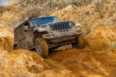 Off-road araçları, çamurda sürüş, off-road engellerini aşmak dört çekerli bir arabayla