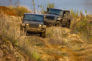 Off-road araçları, çamurda sürüş, off-road engellerini aşmak dört çekerli bir arabayla