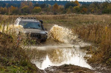 Off-road araçları, çamurda sürüş, off-road engellerini aşmak dört çekerli bir arabayla
