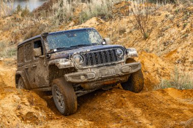 Off-road araçları, çamurda sürüş, off-road engellerini aşmak dört çekerli bir arabayla