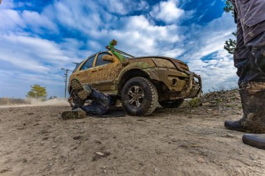 Off-road araçları, çamurda sürüş, off-road engellerini aşmak dört çekerli bir arabayla