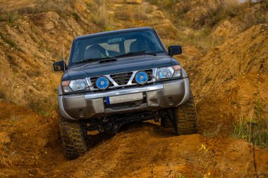 Off-road araçları, çamurda sürüş, off-road engellerini aşmak dört çekerli bir arabayla