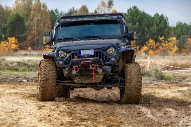 Off-road araçları, çamurda sürüş, off-road engellerini aşmak dört çekerli bir arabayla