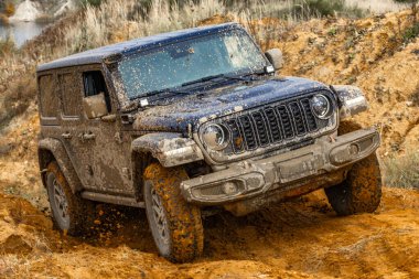 Off-road araçları, çamurda sürüş, off-road engellerini aşmak dört çekerli bir arabayla