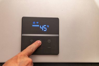 Su ısıtıcı ocağındaki ısıyı ayarlamak için elektronik panel