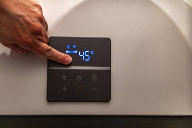 Su ısıtıcı ocağındaki ısıyı ayarlamak için elektronik panel