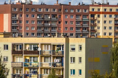 Şehir merkezinde çok ailelik bir binada renkli balkonlar - prefabrik panellerden yapılmış apartman blokları