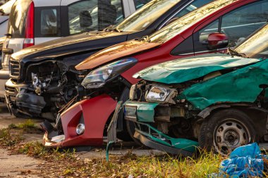 Europ 'taki sigorta şirketinin otoparkında meydana gelen bir trafik kazasında araçlar hasar gördü