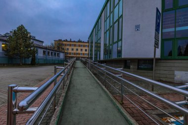 Engelliler için park yerleri, tekerlekli sandalye rampası, binaların mimari erişilebilirliği