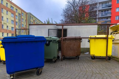 Kundakçı çöp konteynırlarını ateşe verdi, çöpleri yaktı, itfaiye ekibini harekete geçirdi.