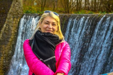 Vistula Nehri 'ndeki yüksek su seviyesi, su kaynağından akan su.