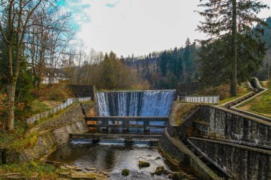 Vistula Nehri 'ndeki yüksek su seviyesi, su kaynağından akan su.