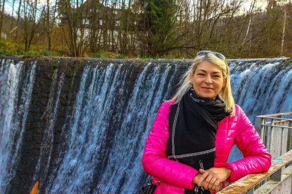 Vistula Nehri 'ndeki yüksek su seviyesi, su kaynağından akan su.