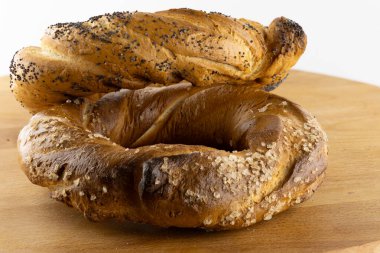 Uluslararası simit bayramı, simit günleri, Krakow krakerleri, kraker kesme, beyaz arka planda krakerler, kesim tahtası üzerinde krakerler.