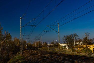 Tren yolunun Polan 'da keskin ve tehlikeli bir virajı var.