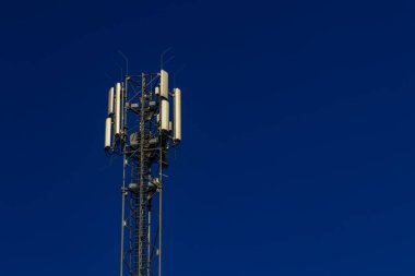 Mavi gökyüzüne karşı 5G mobil anten
