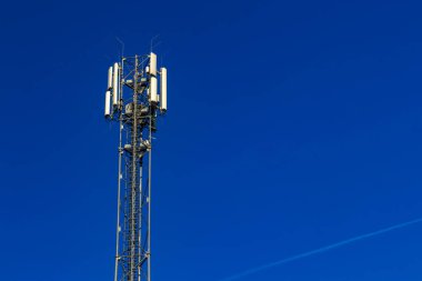Mavi gökyüzüne karşı 5G mobil anten