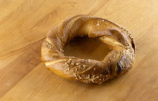 Uluslararası simit bayramı, simit günleri, Krakow krakerleri, kraker kesme, beyaz arka planda krakerler, kesim tahtası üzerinde krakerler.