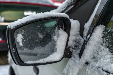 Arabayı yola hazırlamak, karları temizlemek, aynaları çözmek, aynalardan buzu kaldırmak, araba aynasından karı çıkarmak.