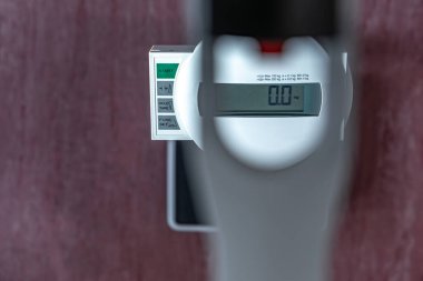 Yenidoğanların ağırlıklarını ölçmek ve çocuğun boyunu ölçmek için elektronik ölçek