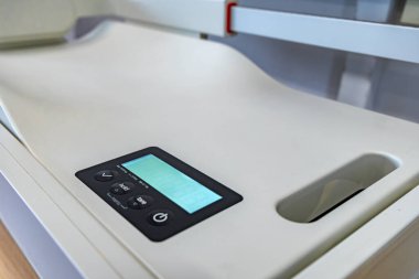 Yenidoğanların ağırlıklarını ölçmek ve çocuğun boyunu ölçmek için elektronik ölçek