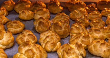 Tatil hazırlıkları, kurabiye pişirme, puding ve pudra şekeri fırında, fırında.