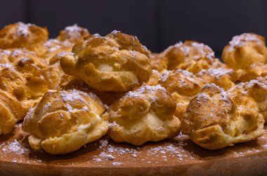 Tatil hazırlıkları, kurabiye pişirme, puding ve pudra şekeri fırında, fırında.