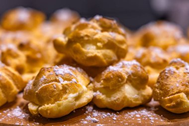 Tatil hazırlıkları, kurabiye pişirme, puding ve pudra şekeri fırında, fırında.