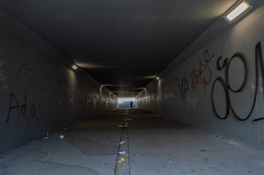 Tehlikeli bir yeraltı geçidi, suçlular ve uyuşturucu bağımlıları için bir buluşma yeri.