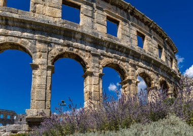 Antik Roma binası, amfi tiyatro, Pula 'da gladyatör dövüşleri yapılan yer.