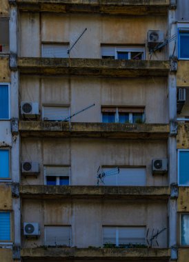 Büyük bir şehirde hayat, eski binalar, yüksek binalar, mülteciler için daireler, balkondaki klimalar.