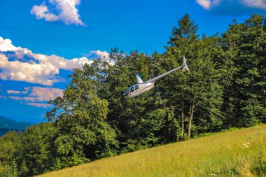 Küçük bir kurtarma helikopteri kullanarak dağların tepesindeki kurtarma ekibi tarafından yürütülen kurtarma operasyonu.