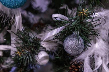 Yapay bir Noel ağacı süslemek, el yapımı Noel ağacı süslemek, üflemek ve Noel mücevheri boyamak.