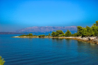 Hvar adasında bisiklet gezisi, panorama, Jelsa yakınlarında vahşi plajlar, tatil için ideal bir yer.