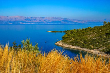 Hvar adasında bisiklet gezisi, panorama, Jelsa yakınlarında vahşi plajlar, tatil için ideal bir yer.