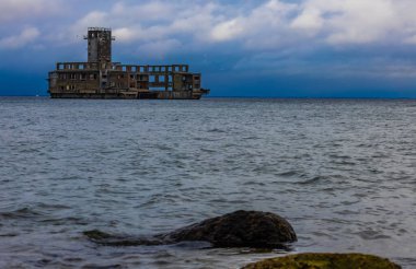 Gdynia 'daki torpido araştırma merkezi, Baltık Denizi' ndeki eski bir Alman fabrikasının kalıntıları, İkinci Dünya Savaşı 'ndan kalma anıtlar.