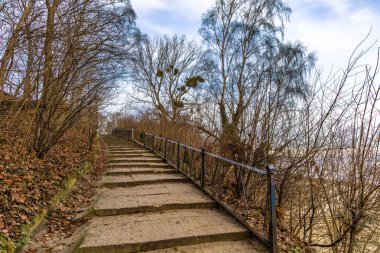 Gdynia yakınlarındaki Redlowski Kayalıkları 'nda yürüyüş yolu, turistler için patika, Birinci Dünya Savaşı' ndan beri ormanda gizlenmiş askeri anıtlar.