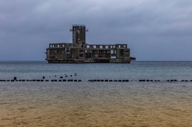 Gdynia 'daki torpido araştırma merkezi, Baltık Denizi' ndeki eski bir Alman fabrikasının kalıntıları, İkinci Dünya Savaşı 'ndan kalma anıtlar.
