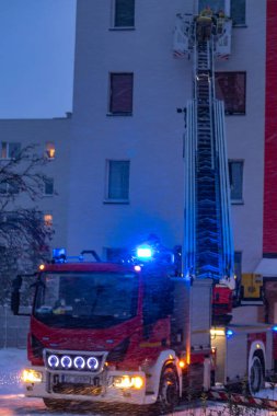 Bir apartmanda kış kurtarma operasyonu, merdivenli itfaiye aracı, pencereden içeri giren itfaiyeciler, karbon monoksit zehirlenmesi, evdeki gaz sızıntısı...