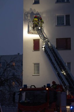 Bir apartmanda kış kurtarma operasyonu, merdivenli itfaiye aracı, pencereden içeri giren itfaiyeciler, karbon monoksit zehirlenmesi, evdeki gaz sızıntısı...