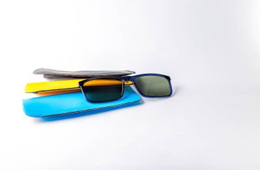 İlerleyen gözlük, görüş bozukluğu, gözlüklerde ultraviyole filtre örtüsü, güneş gözlüğü.