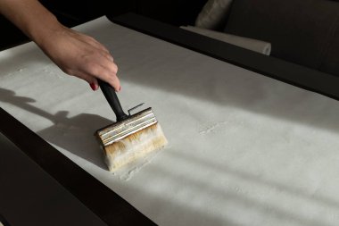 Duvar kağıdına kalın yapıştırıcı sürüyorum, duvara yapıştırmadan önce duvar kağıdını fırçalıyorum, vinile güçlü bir yapıştırıcı sürüyorum, duvar kağıdı yapıştırıyorum.