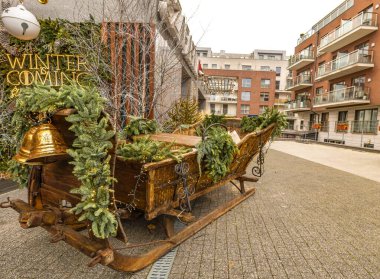 Noel Baba 'nın kızağı şehrin göbeğinde Noel ağaçları ve çan şeklinde balon başlıklarla süslenmiş bir kızak.. 