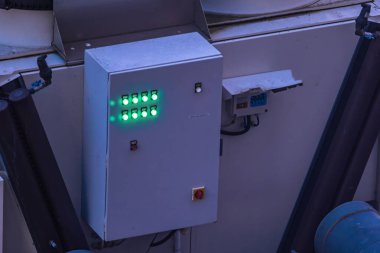 Fabrika çatısında endüstriyel klimalar, motor vantilatörleri, havalandırma jeneratörü.